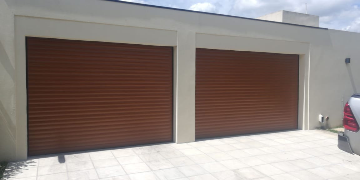 Portón 77mm aluminio - Color símil madera