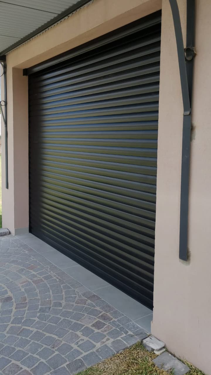 Portón 77mm aluminio - Color negro