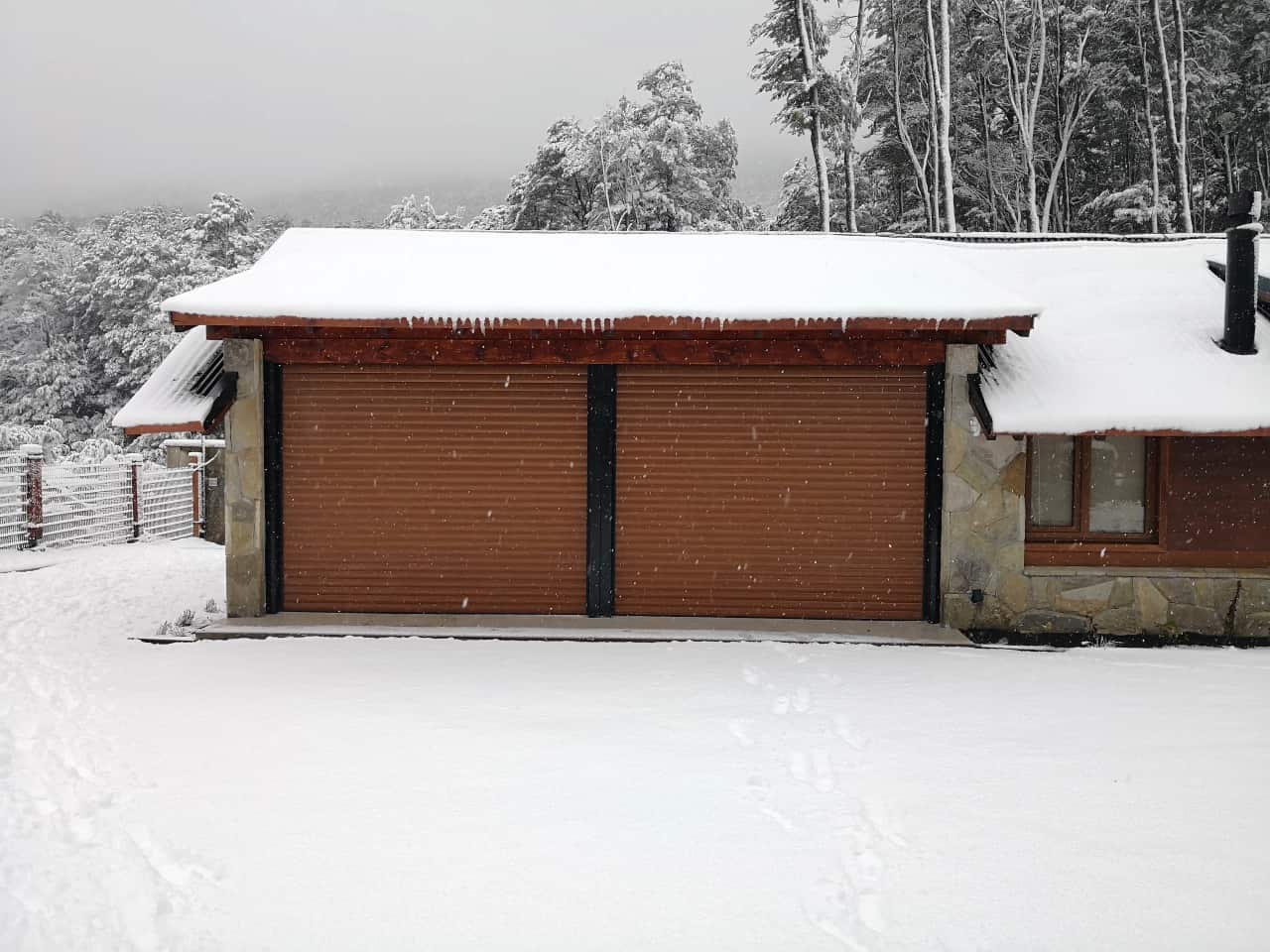 Portón 77mm aluminio - Color símil madera