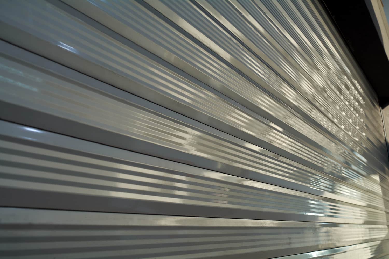 Portón industrial 95mm acero gris foliado.