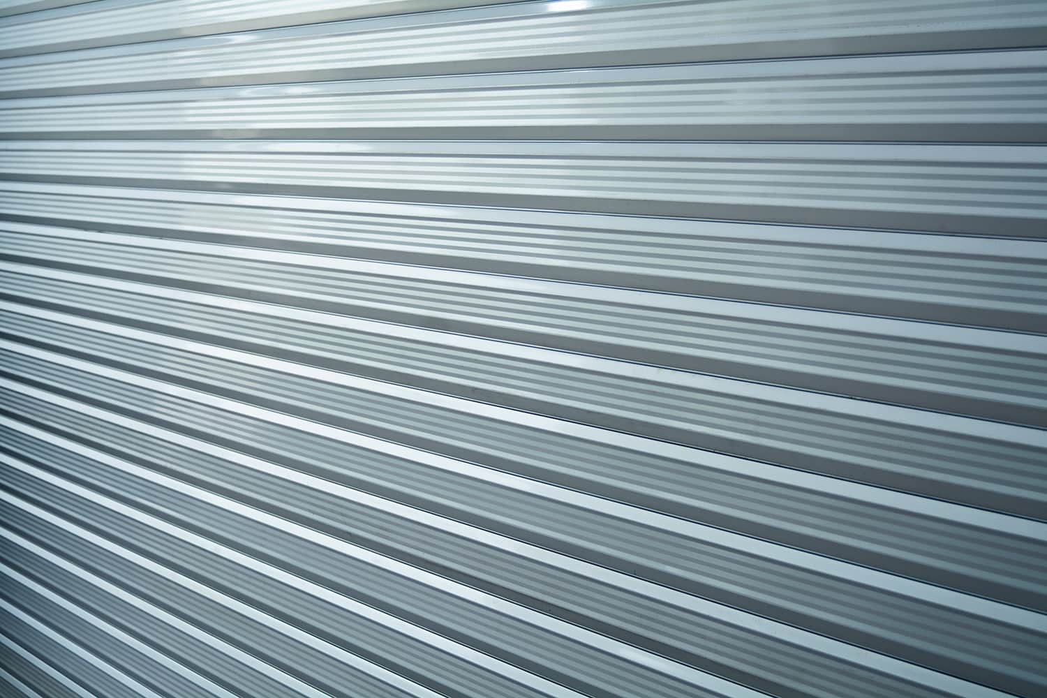 Portón industrial 95mm acero gris foliado.