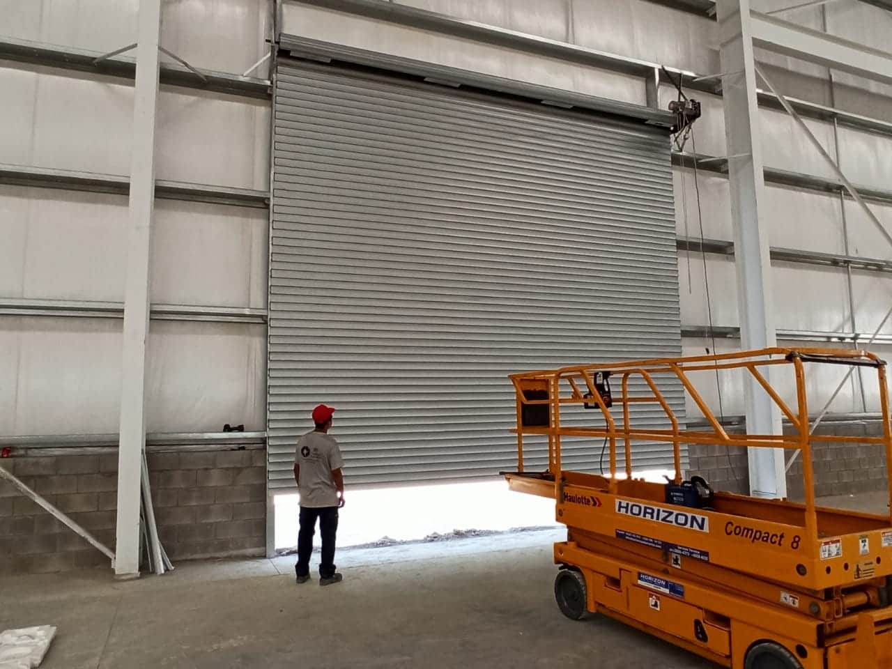 Portón industrial 95mm acero gris plata.