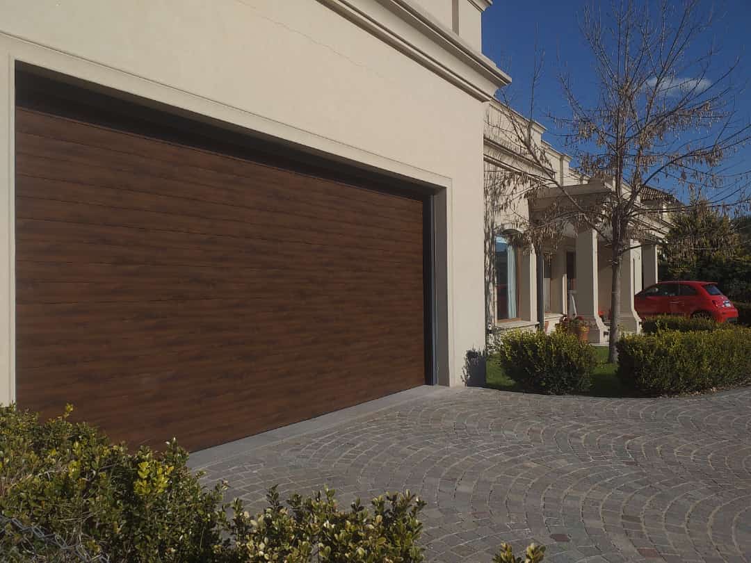 Portón de acero lama 125mm color símil madera