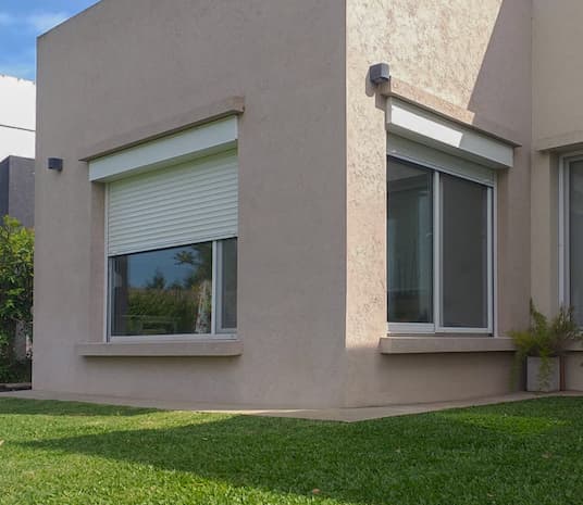 Cajones exteriores blancos, colocación dentro de vano.